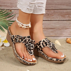 Elegancki drenestonowy poślizg na płaskich sandałach