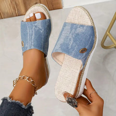 Swobodny poślizg kobiet na ortopedycznych sandałach klinowych