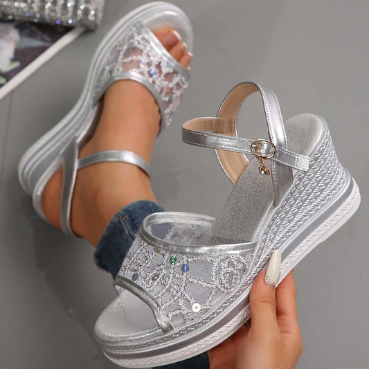 Kobiety na zwykłym klinie, masywne sandały