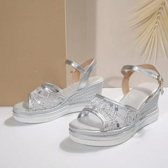 Kobiety na zwykłym klinie, masywne sandały