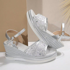 Kobiety na zwykłym klinie, masywne sandały