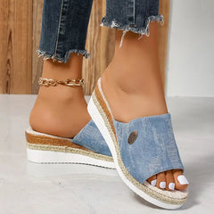 Swobodny poślizg kobiet na ortopedycznych sandałach klinowych