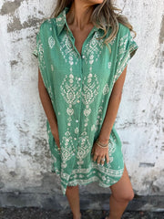 Luźno siedząca krótka sukienka z nadrukiem i kieszeniami