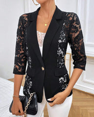 Koronkowa naszywka z dekoltem w klapy i klapą z jednym guzikiem. Przezroczysty płaszcz marynarski