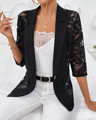 Koronkowa naszywka z dekoltem w klapy i klapą z jednym guzikiem. Przezroczysty płaszcz marynarski