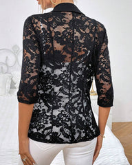 Koronkowa naszywka z dekoltem w klapy i klapą z jednym guzikiem. Przezroczysty płaszcz marynarski