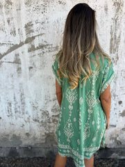 Luźno siedząca krótka sukienka z nadrukiem i kieszeniami