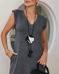 Casualowa sukienka z kieszeniami i dekoltem w kształcie litery V