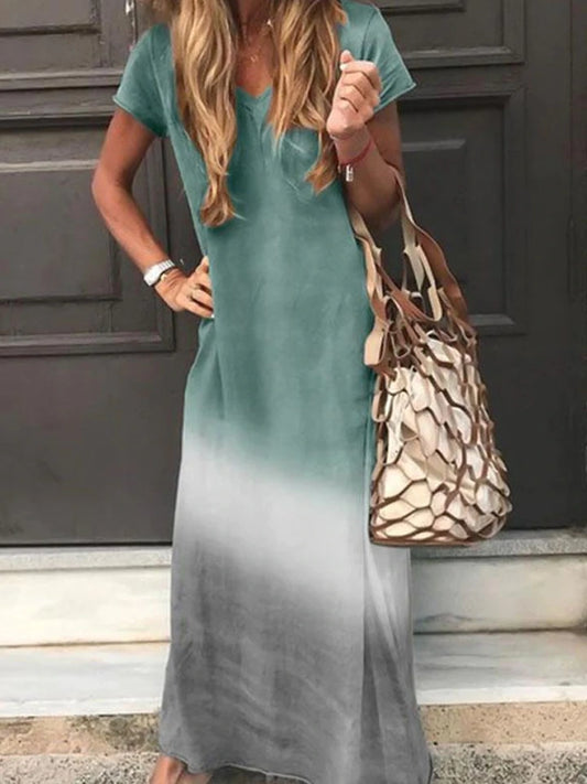 Długa sukienka w stylu retro z patchworkowym nadrukiem w gradientowe bloki kolorów i dekoltem w szpic