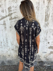 Luźno siedząca krótka sukienka z nadrukiem i kieszeniami