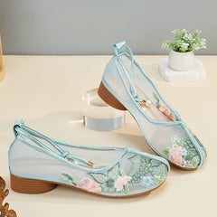 Haftowane ręcznie oddychające sandały