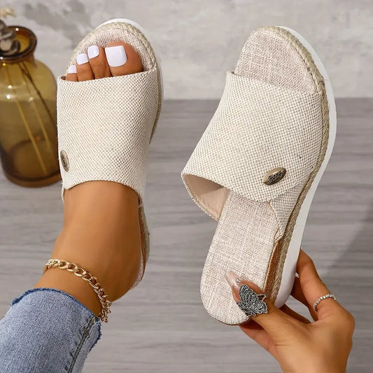 Swobodny poślizg kobiet na ortopedycznych sandałach klinowych