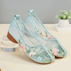 Haftowane ręcznie oddychające sandały