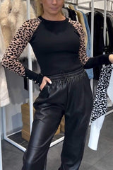 Damski top z okrągłym dekoltem i nadrukiem w panterkę