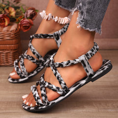 Płaskie sandały z nadrukiem damskiego - stylowy pasek pleciony