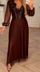 Sukienka z koronkowymi rękawami, cekinami i kwiatowymi zdobieniami.