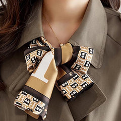 Damski zwężany trencz o długości midi z klapami