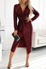 Damska plisowana sukienka wieczorowa z dekoltem w serek, cekinami i rozcięciem, elegancka i dopasowana