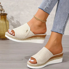 Swobodny poślizg kobiet na ortopedycznych sandałach klinowych