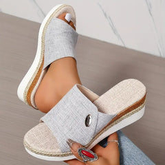 Swobodny poślizg kobiet na ortopedycznych sandałach klinowych