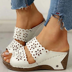 Skórzane, haftowane, miękkie, ortopedyczne sandały na koturnie