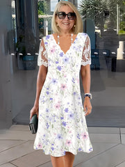 Sukienka tunika z krótkim rękawem i koronką w kwiatowy wzór