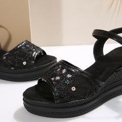 Kobiety na zwykłym klinie, masywne sandały