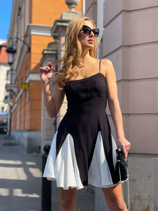 Czarna sukienka mini na ramiączkach rozkloszowana z białymi wstawkami