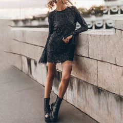 Damska sukienka mini z cekinowymi rękawami i odkrytymi plecami