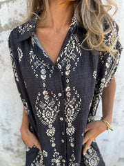 Luźno siedząca krótka sukienka z nadrukiem i kieszeniami