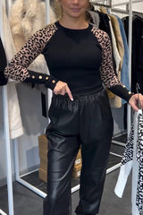 Damski top z okrągłym dekoltem i nadrukiem w panterkę