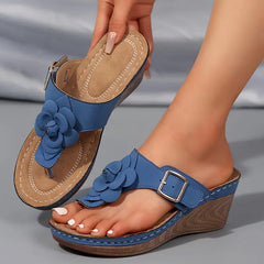 Elegancki drenestonowy poślizg na płaskich sandałach