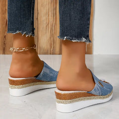 Swobodny poślizg kobiet na ortopedycznych sandałach klinowych