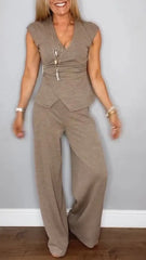 Damski garnitur casualowy z dekoltem w serek i guzikami w jednolitym kolorze w pasie