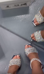 Damskie sandały na obcasie z kwadratowym noskiem i elastycznym paskiem ze strasami