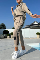 Damski, ściągany top z kapturem i spodniami w paski, swobodny garnitur