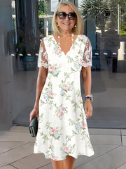 Sukienka tunika z krótkim rękawem i koronką w kwiatowy wzór