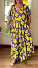 Sukienka z krótkim rękawem i dekoltem w kształcie litery V