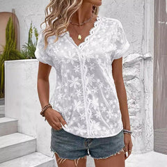 Elegancka biała koronkowa bluzka z krótkim rękawem i spiczastym dekoltem