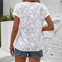 Elegancka biała koronkowa bluzka z krótkim rękawem i spiczastym dekoltem