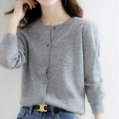 Damska koszula z okrągłym dekoltem, zapinana na guziki, wykonana z dzianiny