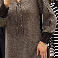 Damska sukienka z długim rękawem i dekoltem w serek