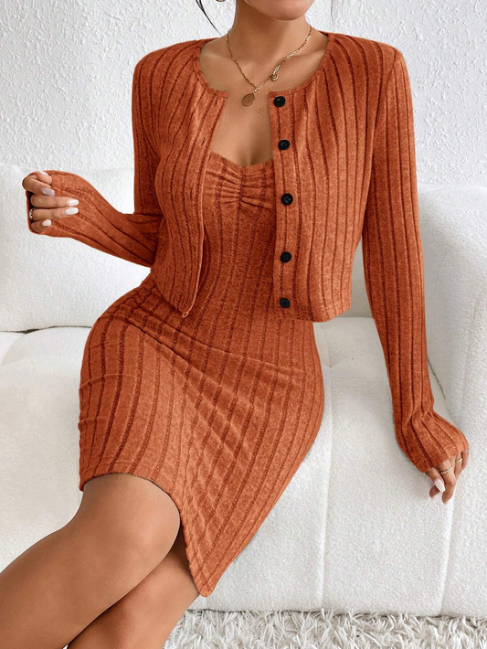 Dzianinowa marynarka zapinana na guziki i sukienka o dopasowanym kroju