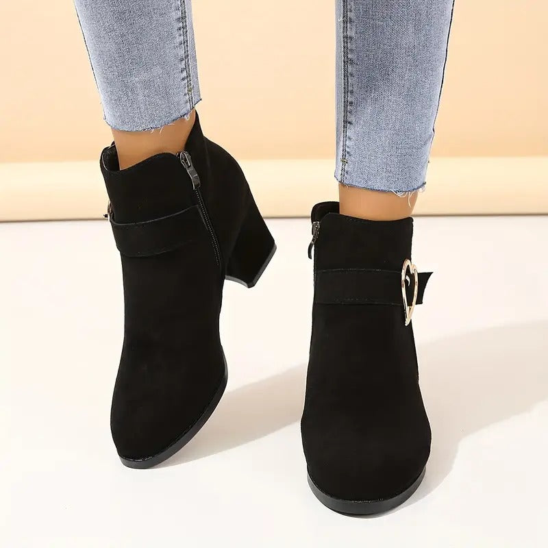 Damskie krótkie buty na obcasie klockowym