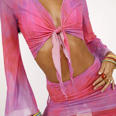 Niebieski krawat w kolorze pasującym do dwuczęściowego zestawu narzutek na kostium kąpielowy