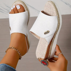 Swobodny poślizg kobiet na ortopedycznych sandałach klinowych