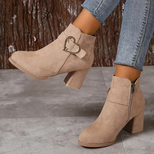 Damskie krótkie buty na obcasie klockowym