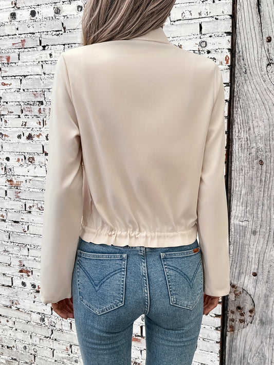 Damska codzienna beżowa kurtka ze stójką – długi rękaw, zapinana z przodu na guziki, kieszenie z klapką