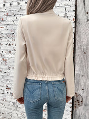 Damska codzienna beżowa kurtka ze stójką – długi rękaw, zapinana z przodu na guziki, kieszenie z klapką