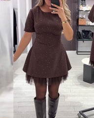 Elegancka sukienka z połyskującym, siateczkowym wzorem patchworkowym